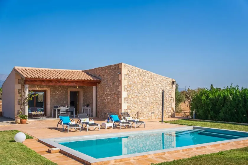 Fully equipped holiday home with private pool, barbeque & terrace - Image 1