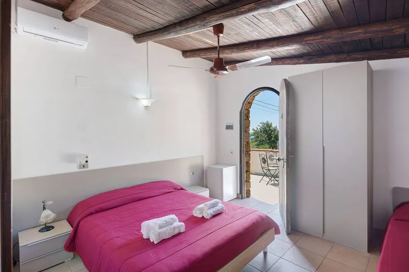 Chambre privée avec jardin, internet haut débit et terrasse | Vue mer - Image 1