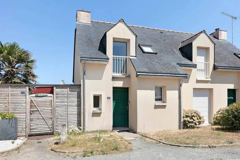 Holiday Home 'Kerann 1min from the Beach with Private Garden', Private Terrace & Wi-Fi - Image 1