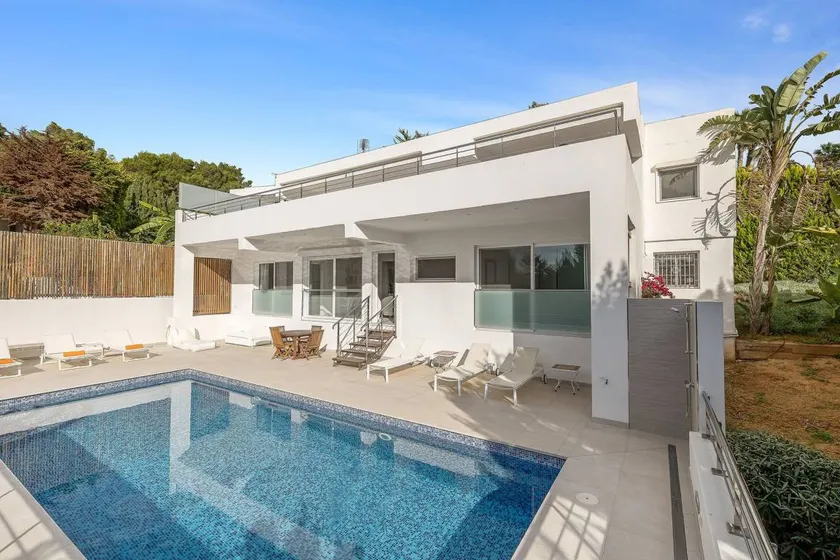 Family-oriented pleasant villa with pool, garden & barbeque | Panoramic view - Image 1