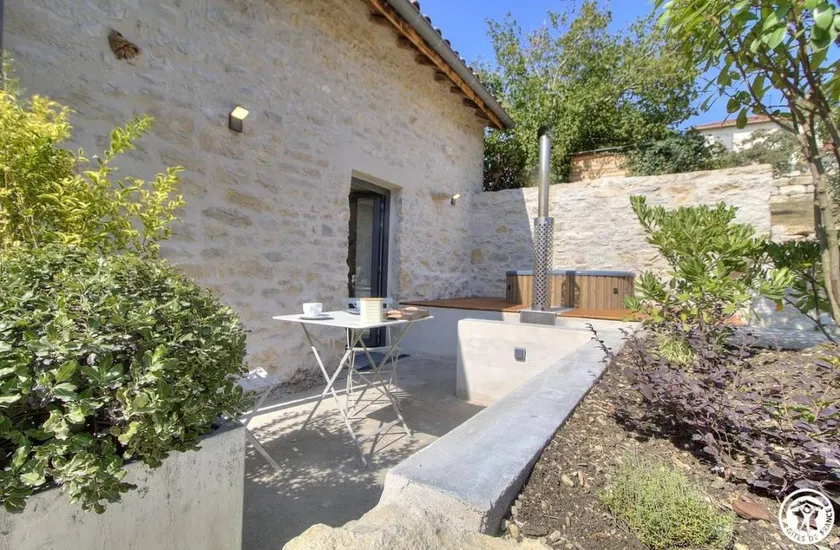 Family-friendly gite with barbeque, terrace & garden - Image 1