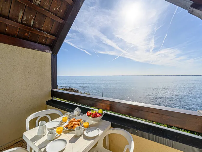 Flat with terrace | Sea view | Next to the beach | Suitable for remote work | Pets are welcome - Image 1
