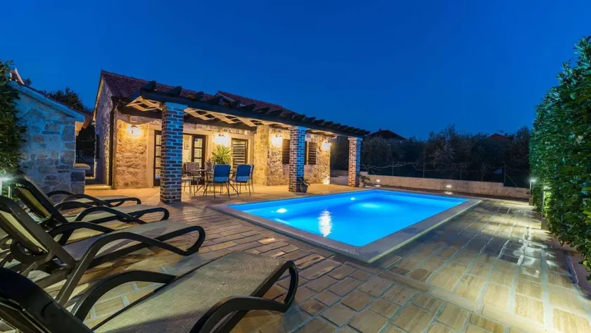 Fully equipped house with barbecue, terrace & pool | Next to the beach | Dogs allowed - Image 1