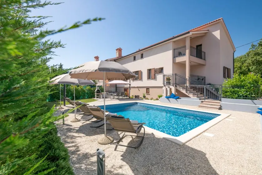 Fully equipped villa with pool & barbecue - Image 1