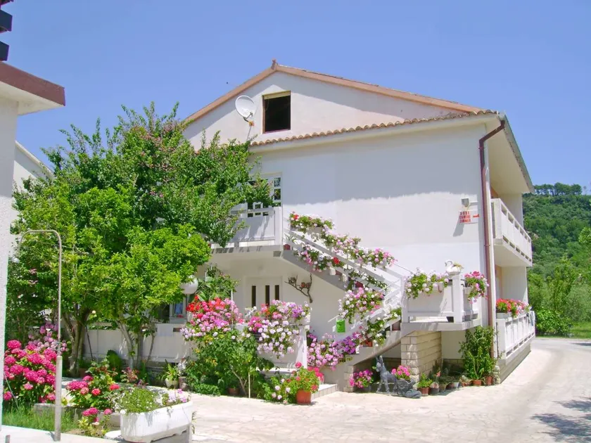 Apartment with garden & terrace - Image 1