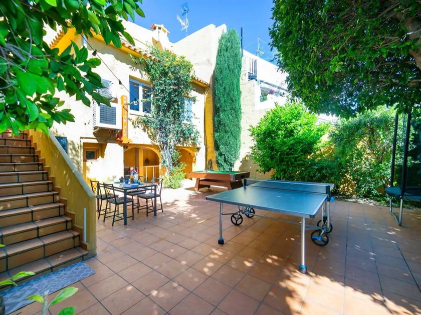 Apartment with terrace, barbecue & garden - Image 1