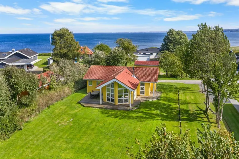 Holiday home with hot tub, garden & terrace - Image 1