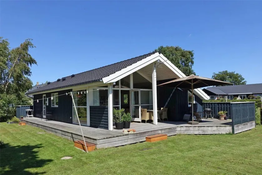 Holiday home with BBQ & terrace - Image 1