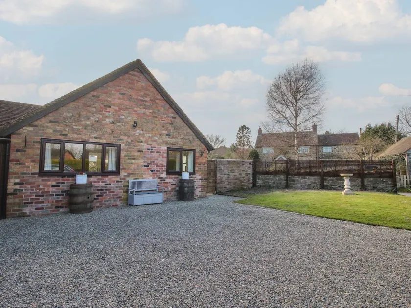 Fully equipped cottage with garden | Pet-friendly - Image 1