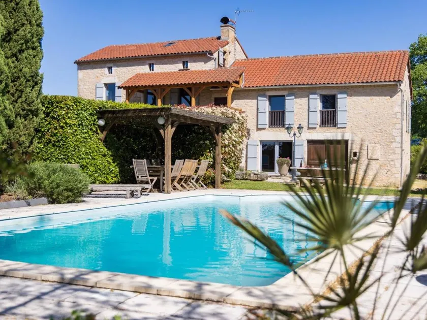Villa with garden, BBQ & private pool - Image 1