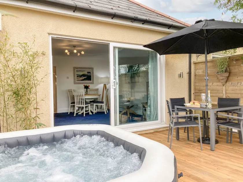 Pleasant cottage with hot tub & garden | Dogs allowed - Image 1