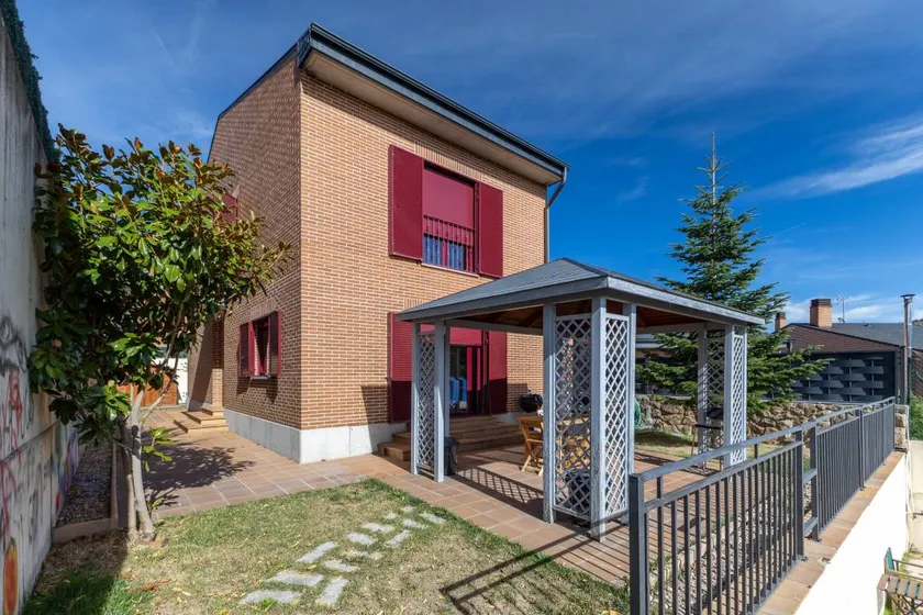 Family-friendly house with fast internet, garden & barbeque | Garden view | Perfect for remote work - Image 1