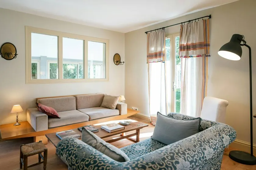 Holiday home with barbecue, garden & terrace - Image 1