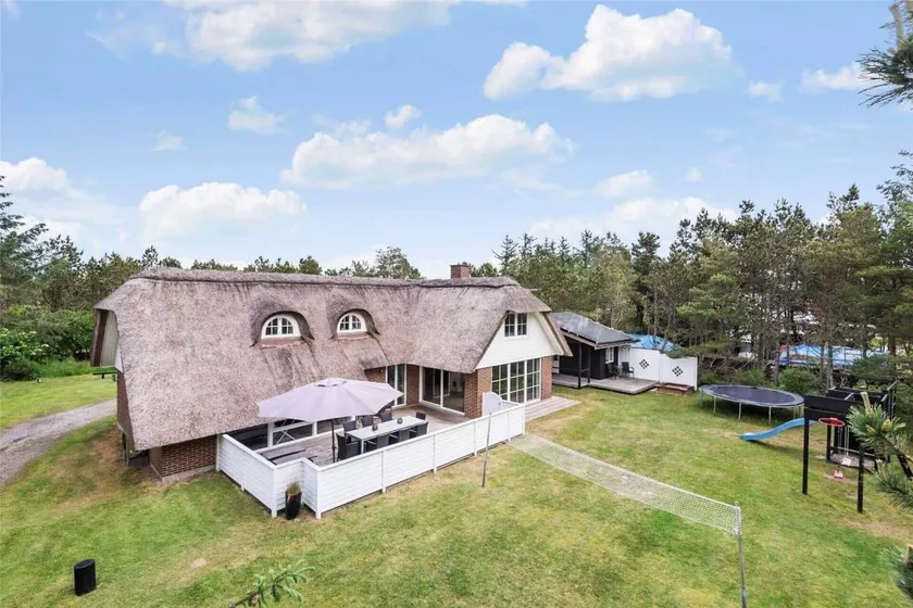 House with sauna, pool & barbeque - Image 1