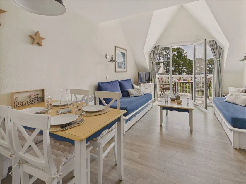 Apartment with garden & heated pool - Image 1
