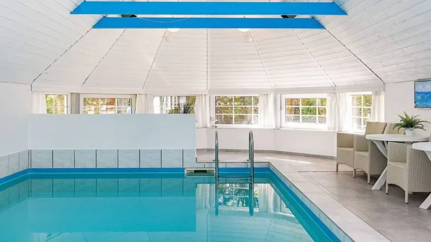 Holiday home with terrace, sauna & jacuzzi - Image 1