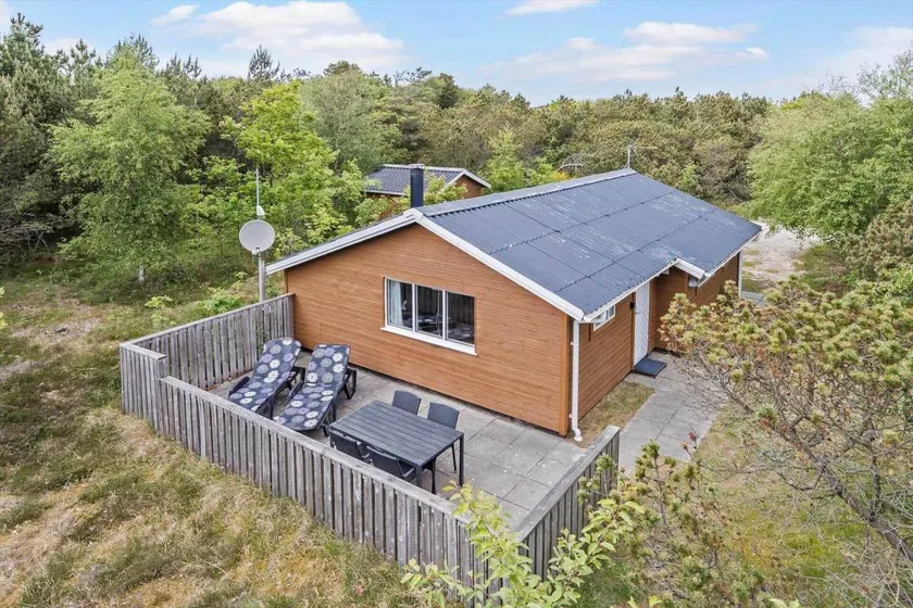 Holiday home with terrace - Image 1