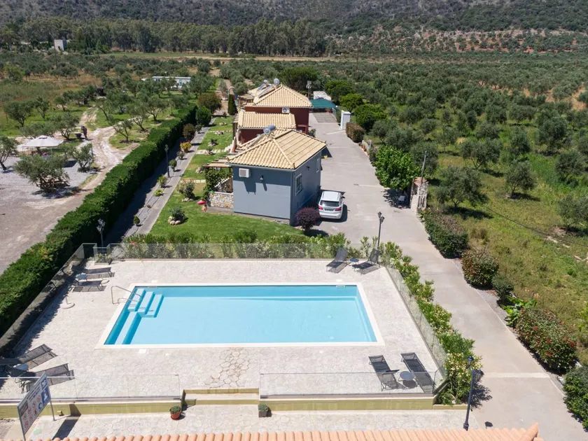 Appartement avec piscine, terrasse et jardin | Vue piscine - Image 1