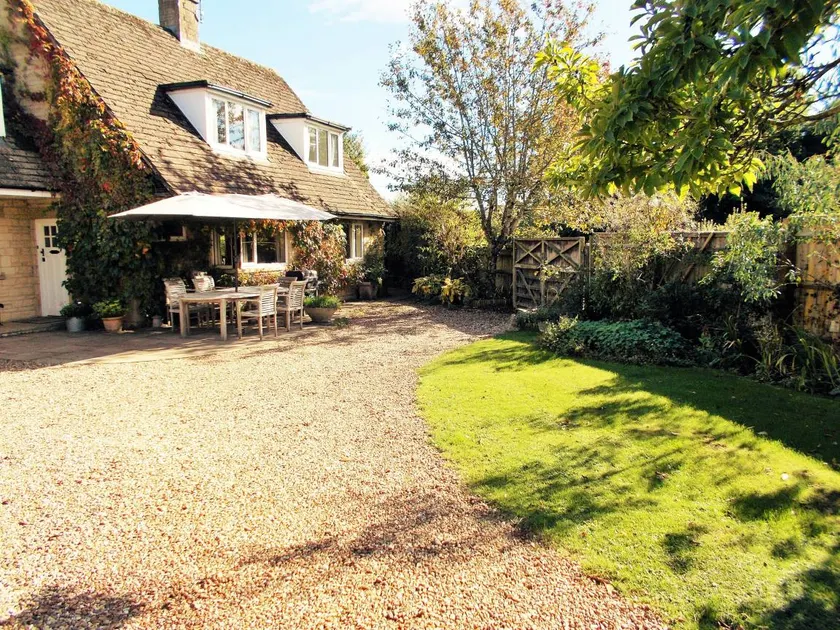 Cottage with barbeque & garden | River view - Image 1