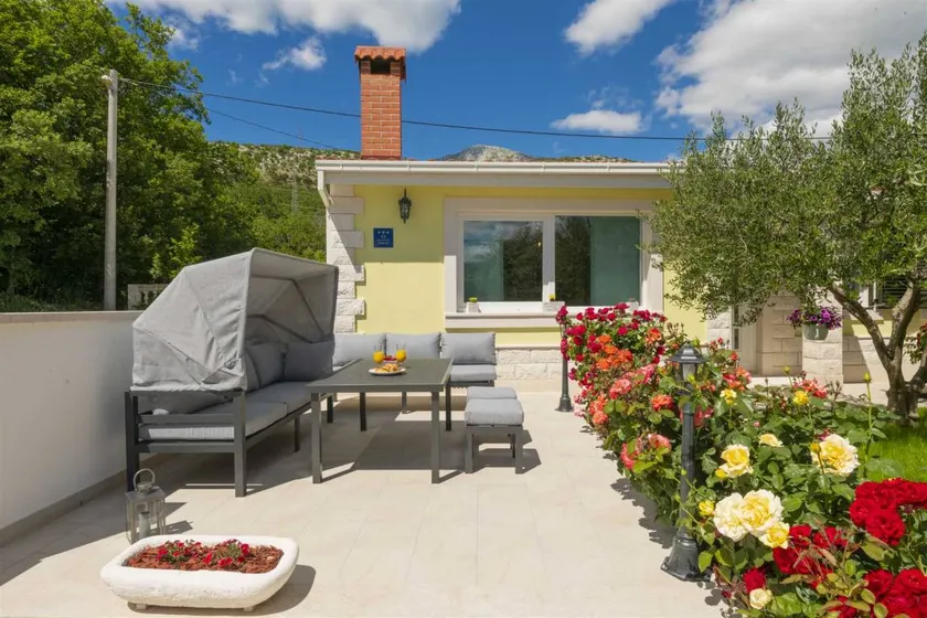 Family-friendly pleasant holiday home with garden, terrace & barbeque | Mountain view - Image 1
