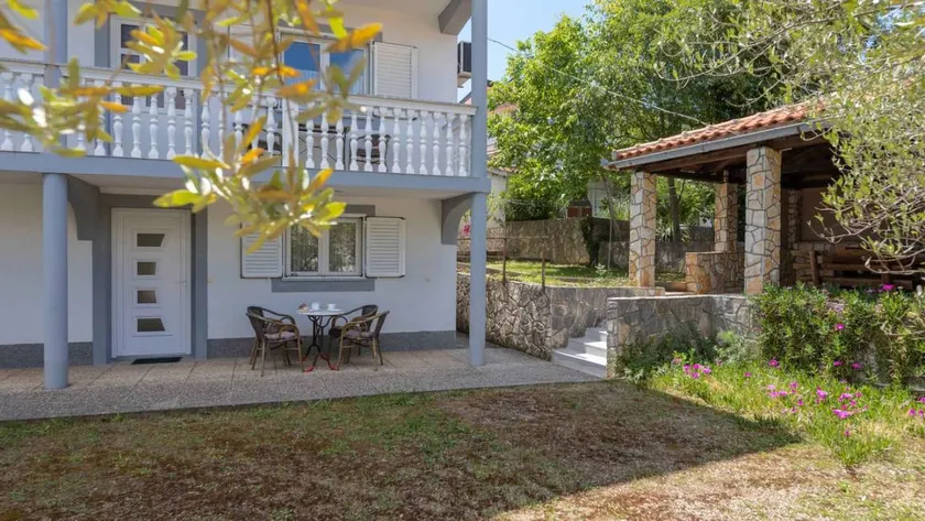 Pleasant apartment with terrace, barbeque & garden - Image 1