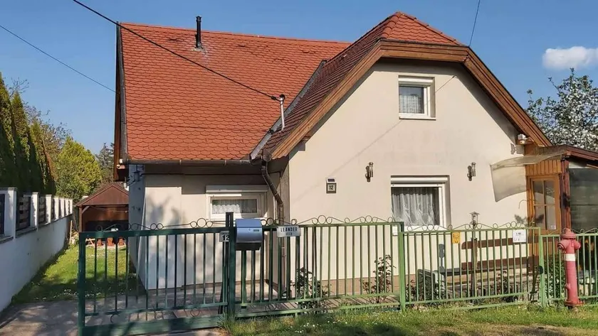 House with barbeque, terrace & garden - Image 1