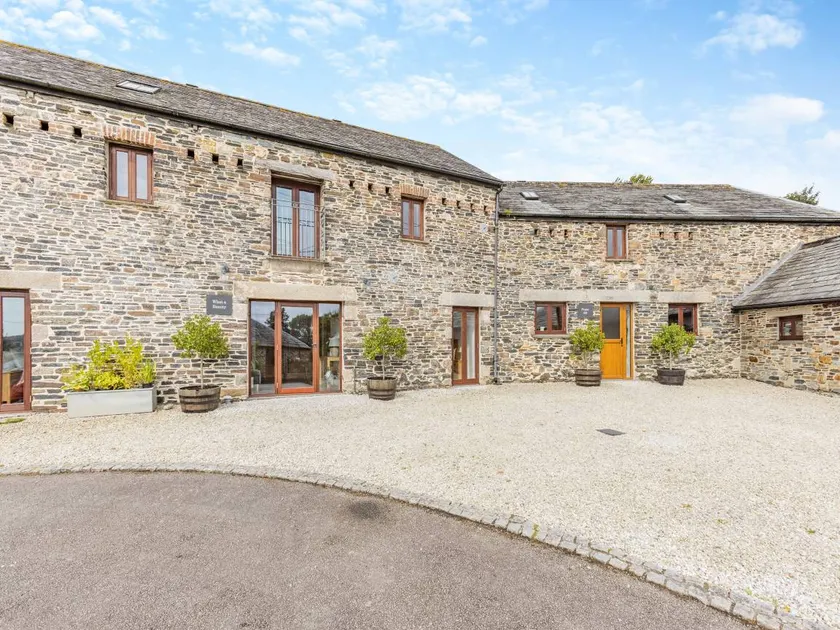 Family-friendly cottage with BBQ, garden & pool - Image 1