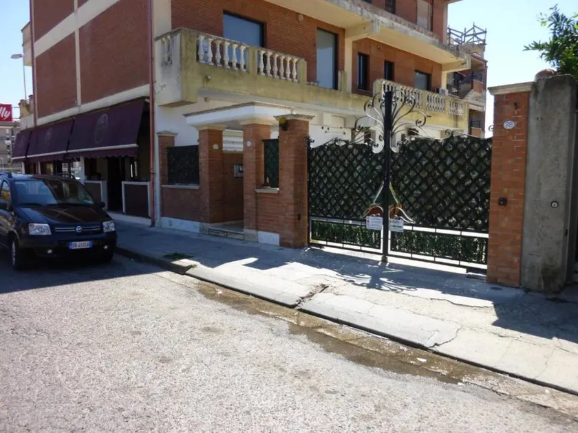 Apartment with terrace - Image 1