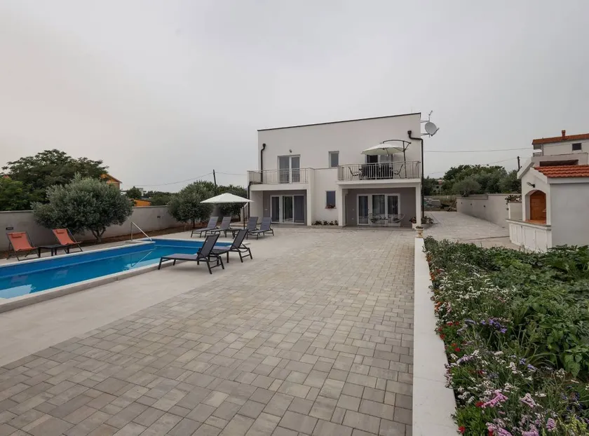 Holiday home with garden, barbecue & private pool | Water view - Image 1