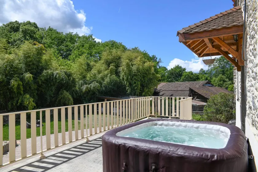 Child-friendly cottage with garden, jacuzzi & terrace | Garden view | Dogs allowed - Image 1