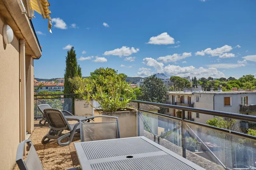 Appartement en copropriété avec piscine et terrasse | Vue ville - Image 1