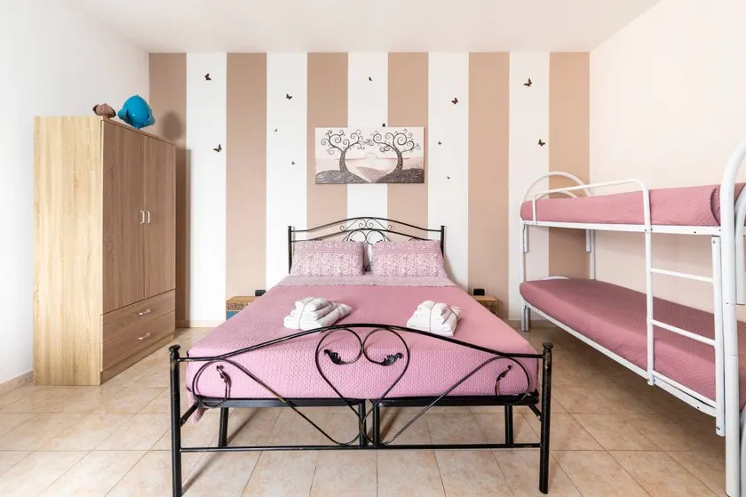 Flat with terrace - Image 1
