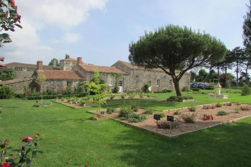 Spacious house near the centre of Landevieille enclosed garden - Image 1