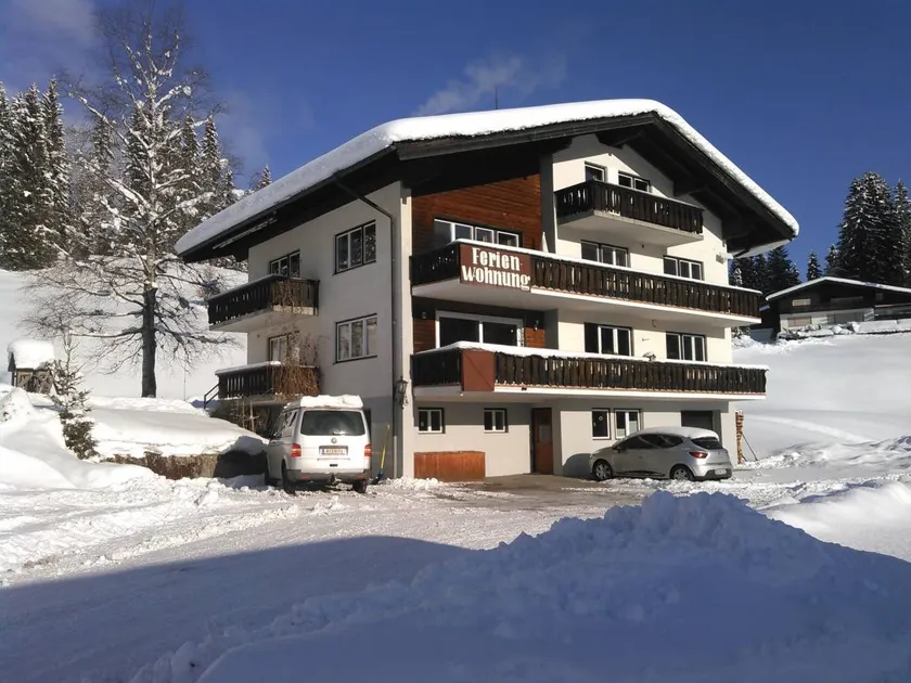 Apartment with garden - Image 1