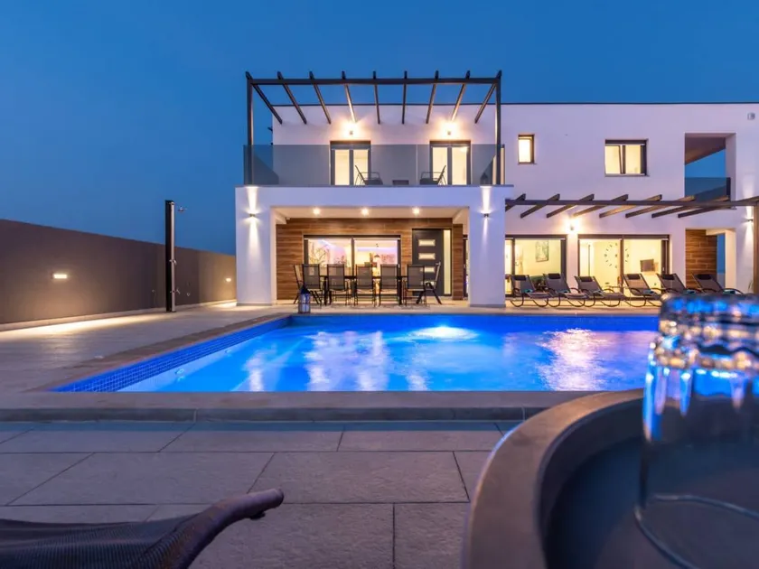 Fully equipped house with terrace & private pool - Image 1