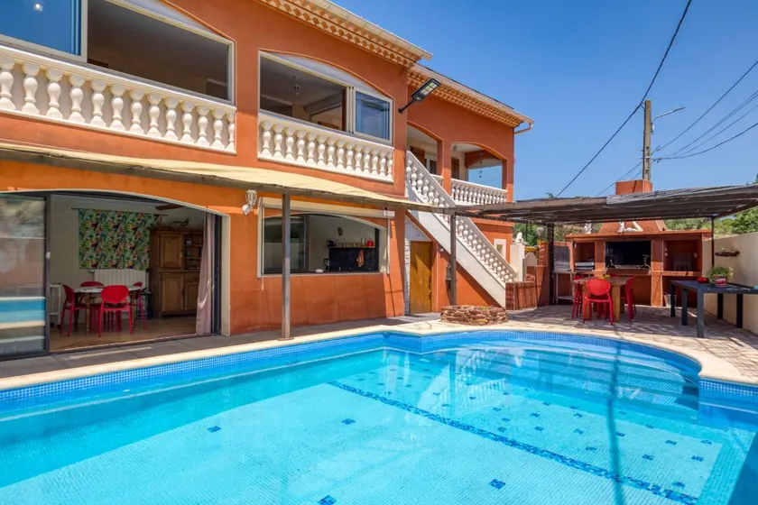 Holiday home with terrace, barbeque & pool - Image 1