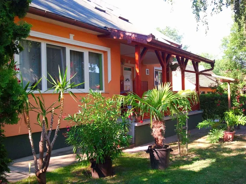 Holiday home with terrace, garden & barbeque - Image 1