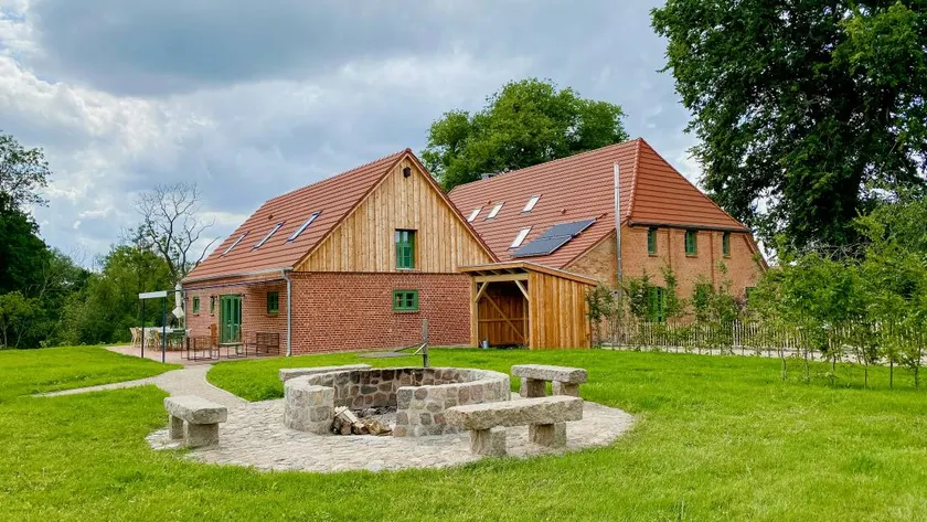 Modern ambiance and a natural swimming pool - Image 1
