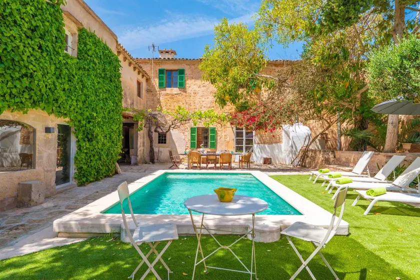 Villa with terrace & private pool - Image 1