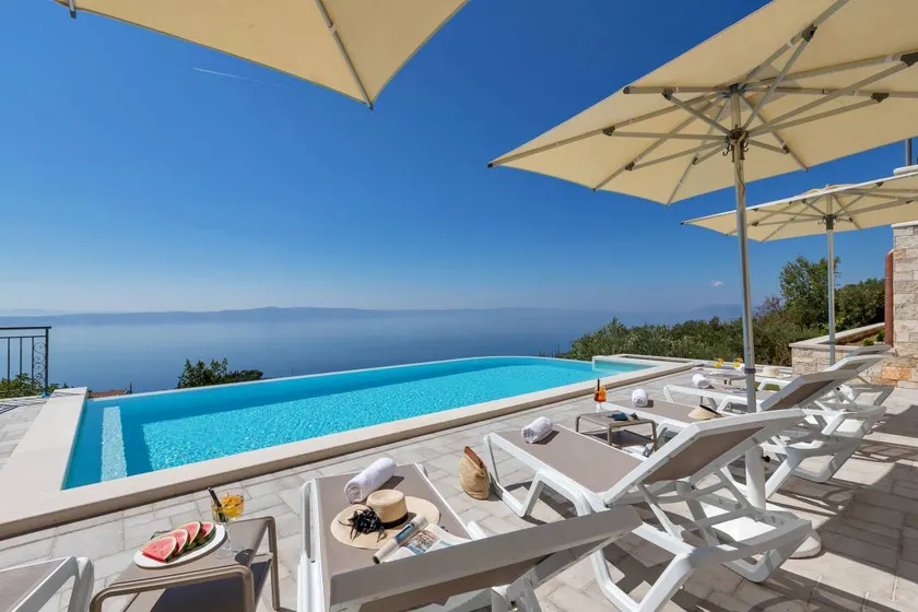 Private room with pool, terrace & garden | Mountain view - Image 1