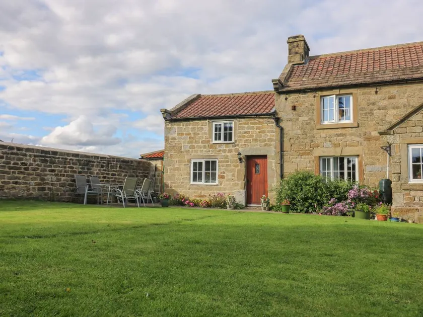 Cottage with garden - Image 1