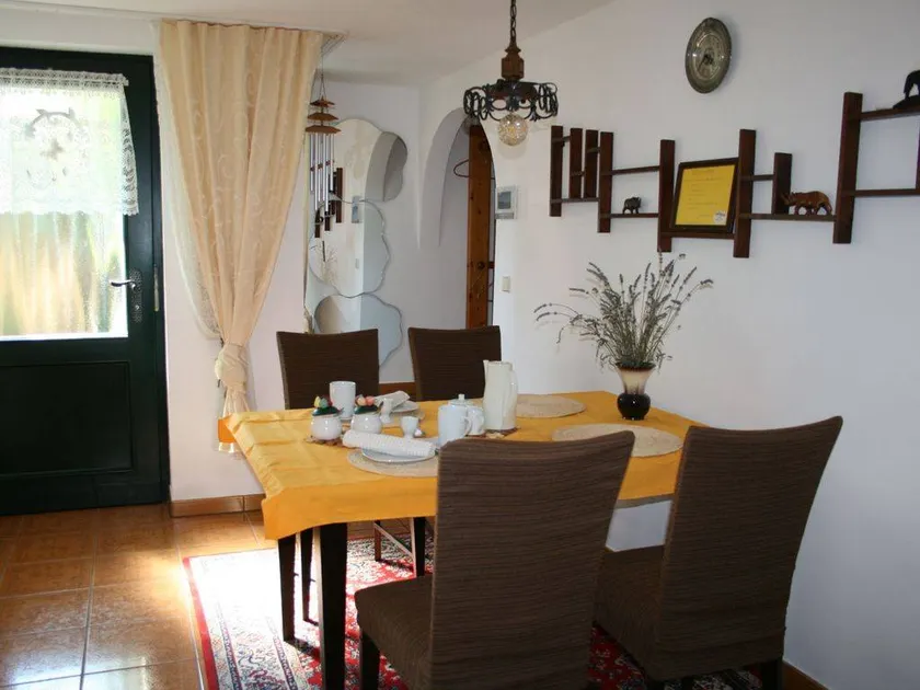 Children-friendly holiday apartment with terrace, garden & barbeque - Image 1