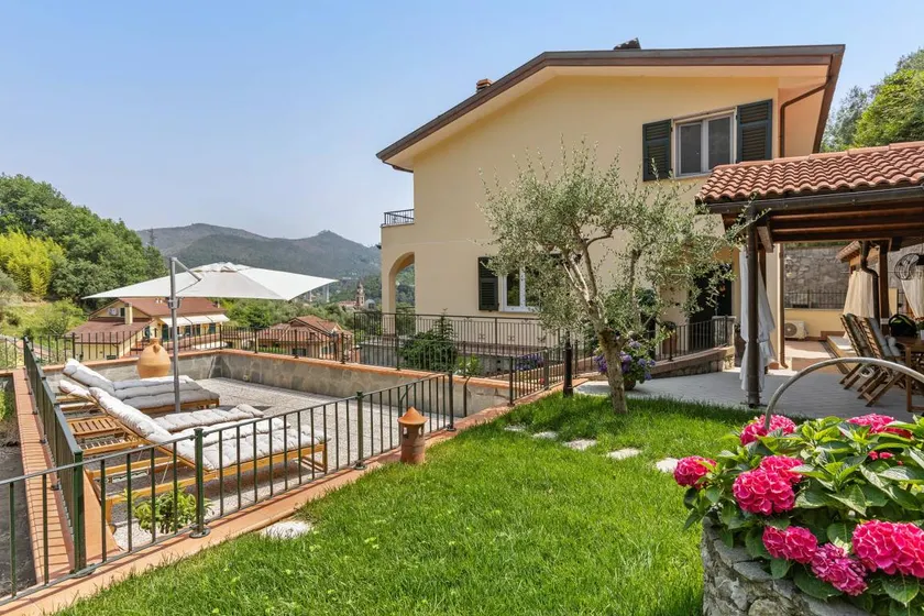 Child-friendly villa with hot tub, barbeque & garden | City view | Good for workation - Image 1