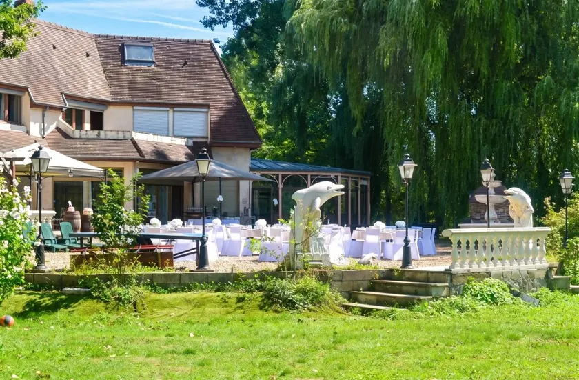 Spacious and Welcoming Villa in Courtenay with Enclosed Garden - Image 1