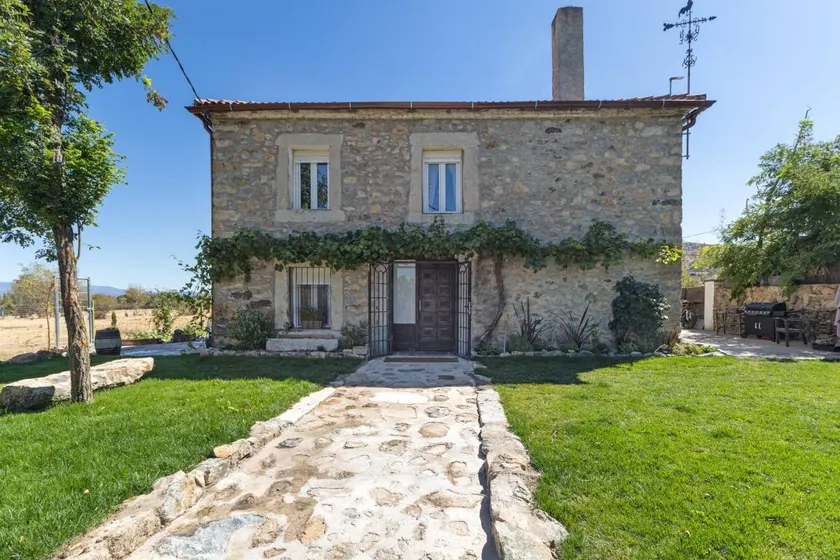 Fully equipped holiday home with garden, BBQ & terrace | Mountain view | Pets are welcome - Image 1