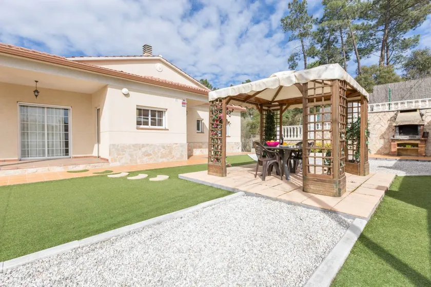 Ferienwohnung mit Garten, privatem Pool und Terrasse - Image 1