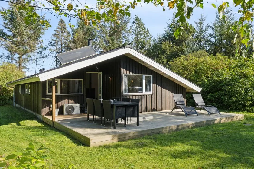 Holiday home with garden, BBQ & terrace - Image 1