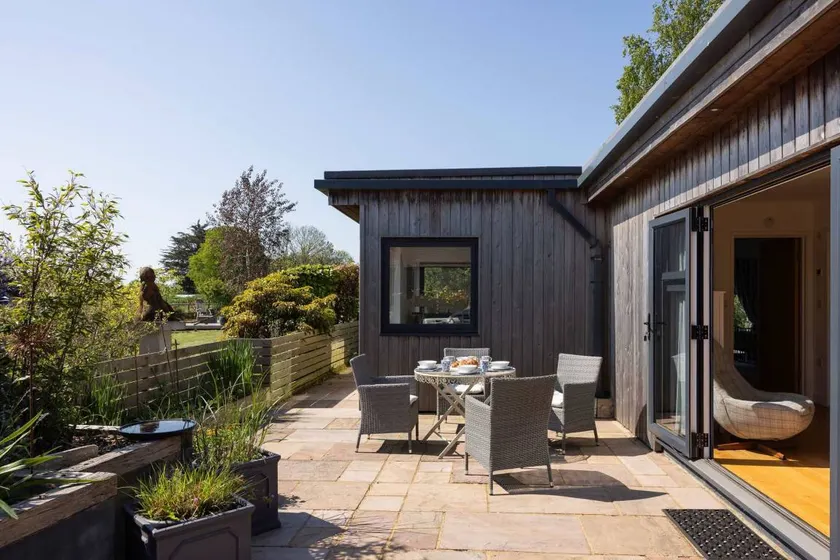 Holiday home with barbeque & garden | Suitable for remote work - Image 1