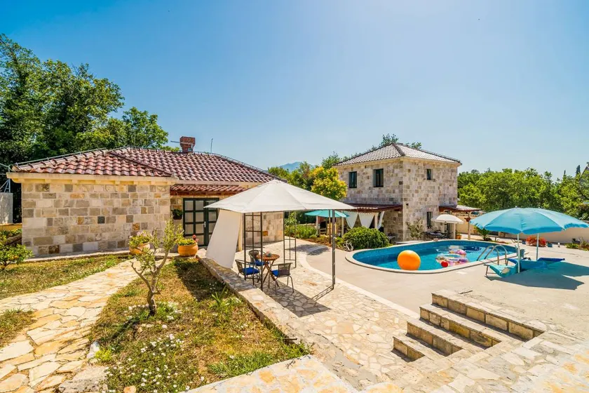 House with barbeque, private pool & terrace - Image 1