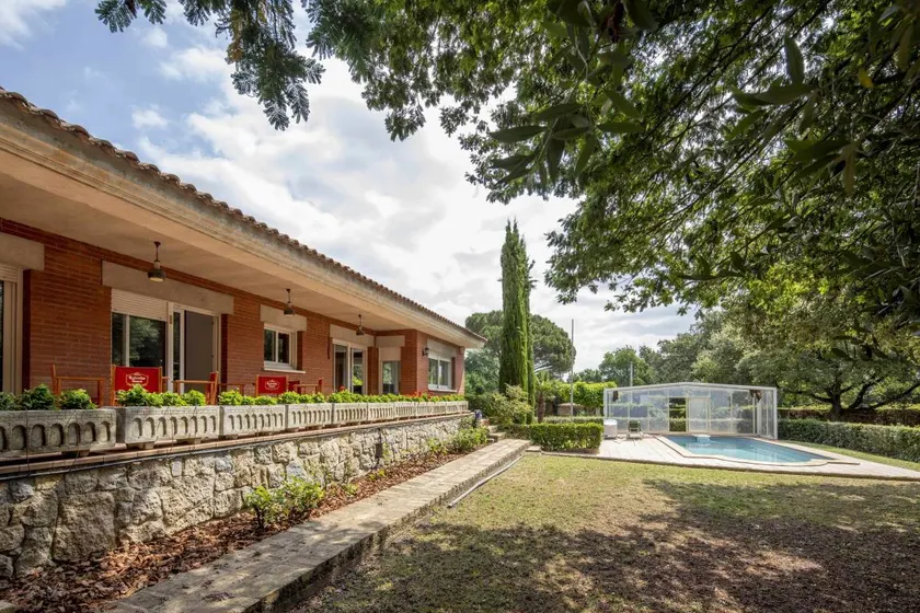 House with terrace, pool & garden - Image 1